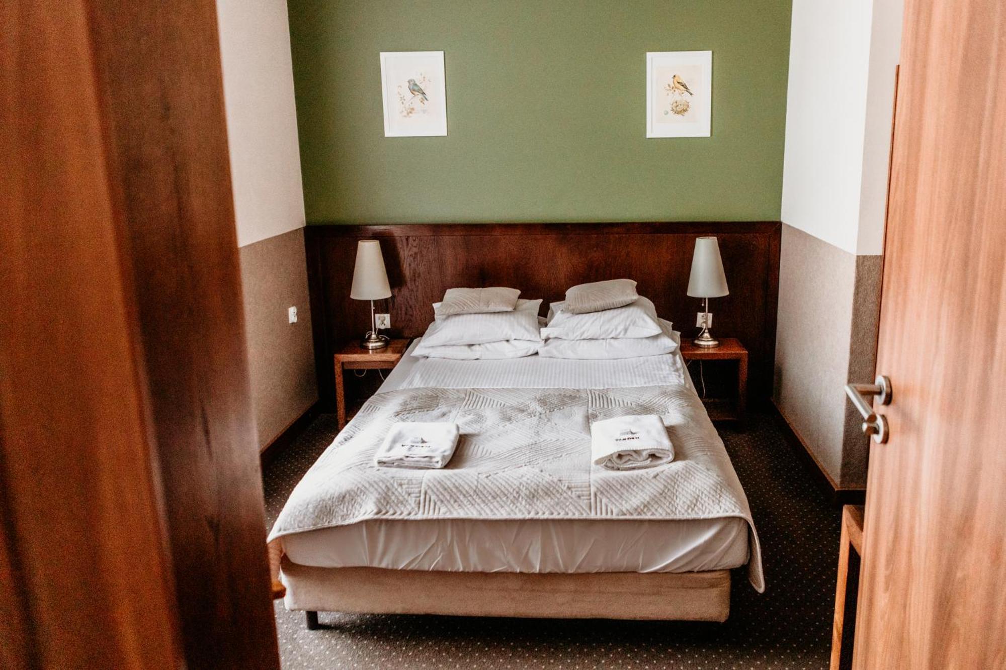 Single Room,696447546:JPEG